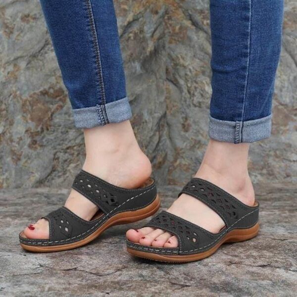 Damen-Sandalen aus hochwertigem Kunstleder mit Stickereien