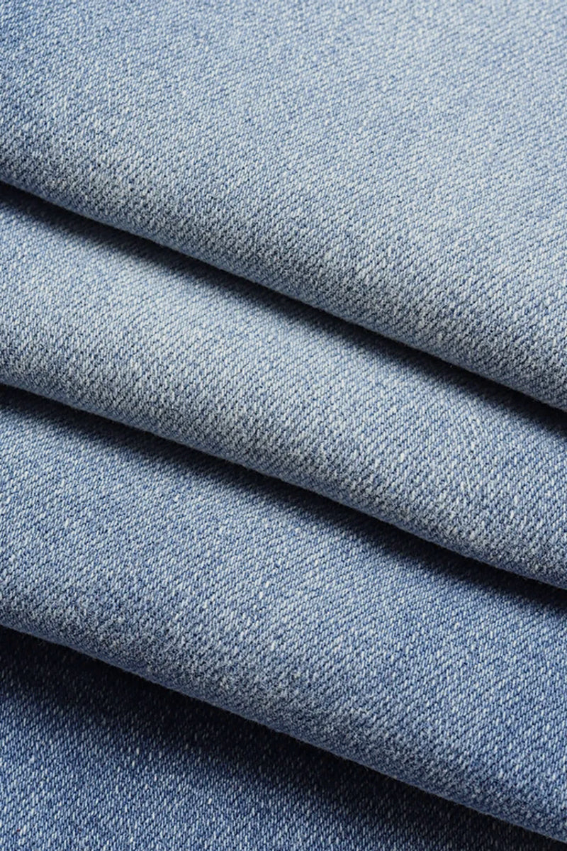 Stone Washed Flared Jeans mit zerrissenen Knien und offener Saumkante