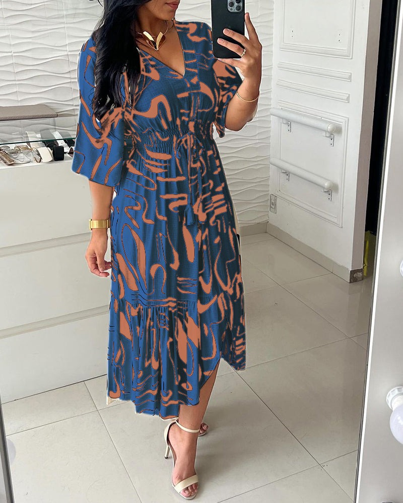 V-Ausschnitt Taillenkleid mit Tintenmuster