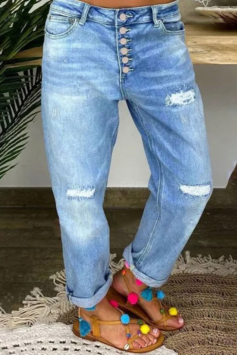 Zerrissene tief sitzende Jeans mit Knopfleiste