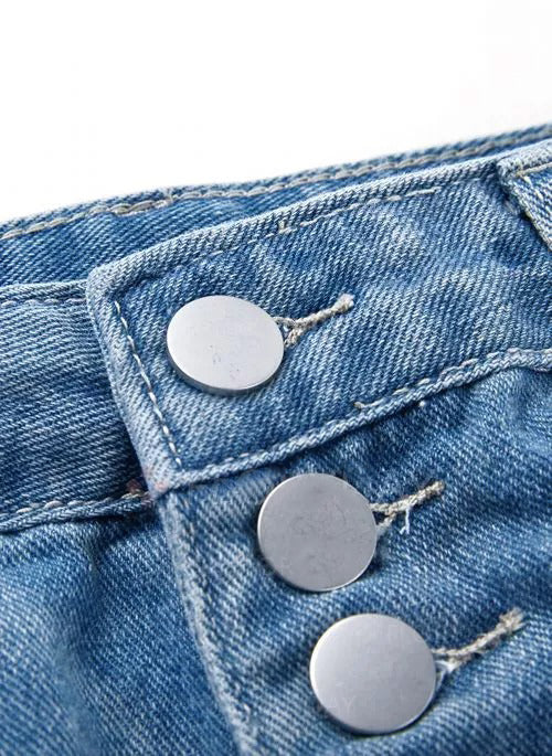 Zerrissene tief sitzende Jeans mit Knopfleiste