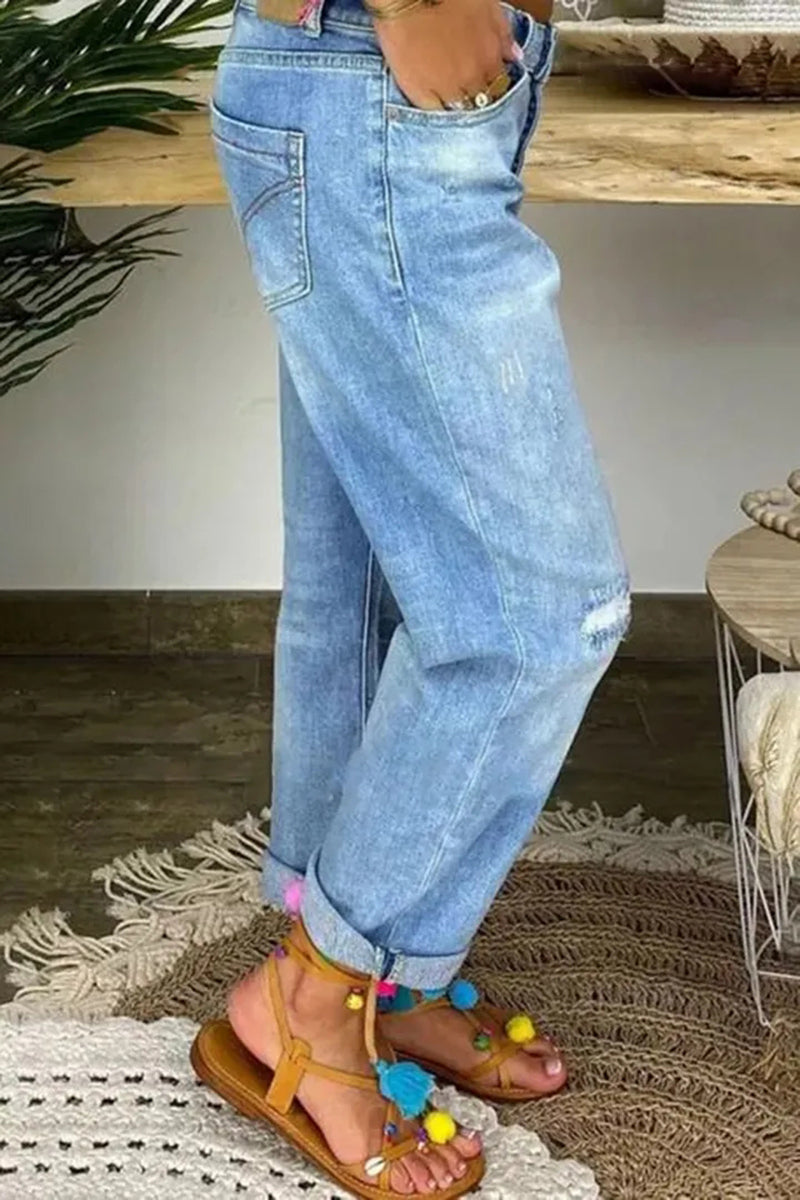 Zerrissene tief sitzende Jeans mit Knopfleiste