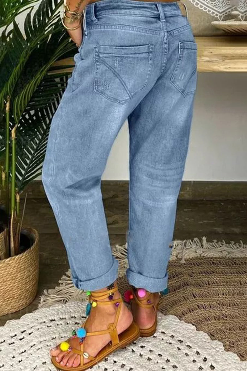 Zerrissene tief sitzende Jeans mit Knopfleiste