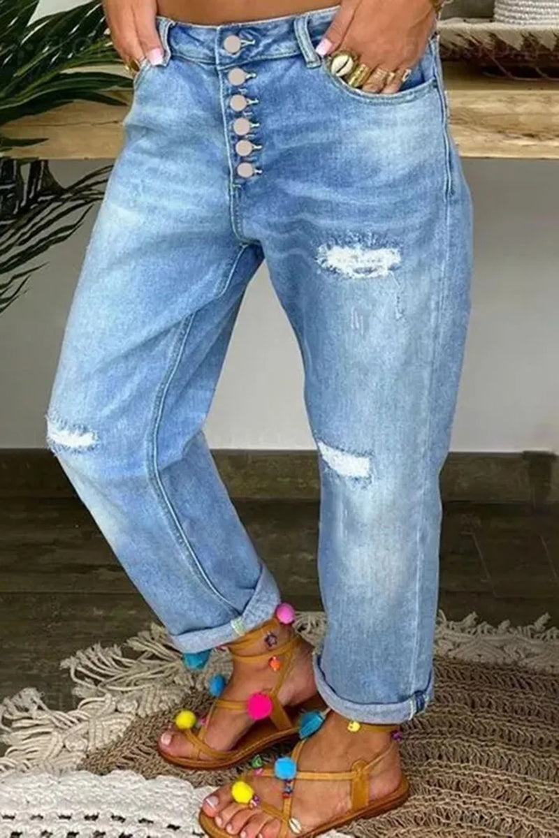 Zerrissene tief sitzende Jeans mit Knopfleiste