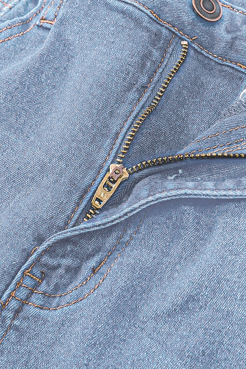 Stone Washed Flared Jeans mit zerrissenen Knien und offener Saumkante