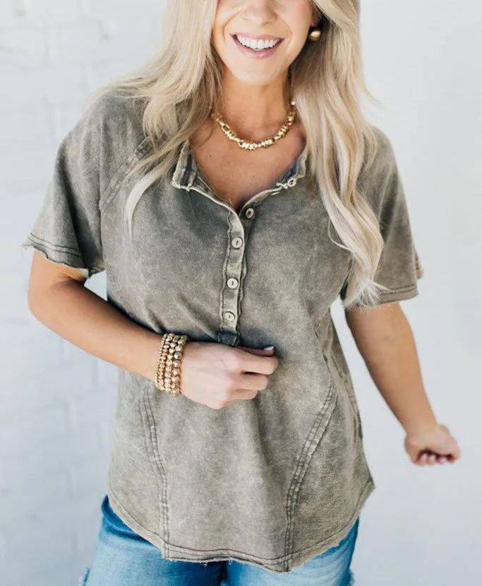 Damen-T-Shirt mit Waschung und Knöpfen (2 kaufen, kostenloser Versand)
