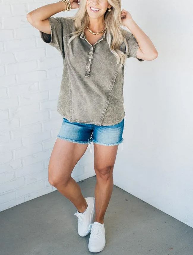 Damen-T-Shirt mit Waschung und Knöpfen (2 kaufen, kostenloser Versand)